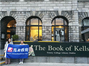 图书馆门口 (1).jpg